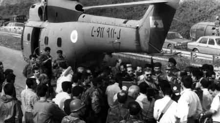 رئيس أركان القوات اللبنانية يدلي بتصريح لحظة تسليم سلاح الحزب الجوي الى الجيش 01-05-1991