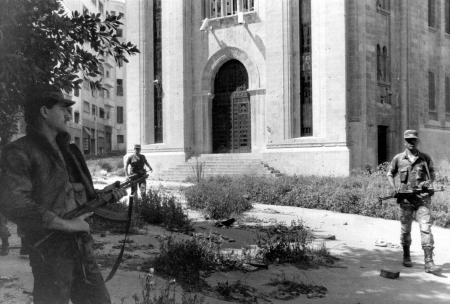 العشب يغزو مبنى مجلس النواب في 13-9-1988