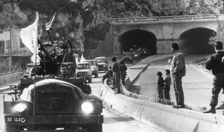 القافلة تدخل الى كسروان عبر نفق نهر الكلب بعد خروجها من بيروت الكبرى 04-12-1990