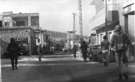 دورية للجنوبي في الشارع الرئيسي في بنت جبيل 14-08-1984