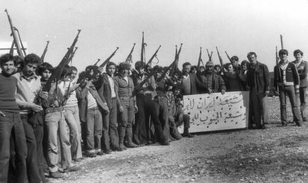 طلاب في ثانوية بنت جبيل يتدربون على استعمال السلاح بمساعدة عناصر من ميليشيا سعد حداد 12-12-1979