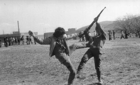 طلاب في ثانوية بنت جبيل يتدربون على استعمال السلاح بمساعدة عناصر من جيش لبنان الجنوبي 12-12-1979