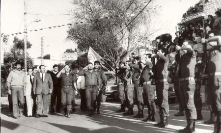قائد القوات اللبنانية فادي إفرام يستعرض بعض من قواته في بنت جبيل 03-12-1983