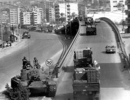 قافلة للقوات اللبنانية المنسحبة من الأشرفية تمر بدبابة للجيش عند جسر أنطلياس 26-11-1990